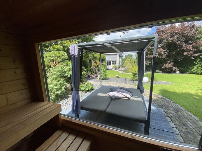 Exklusives Einfamilienhaus mit Wellnessgarten – Wohnen auf höchstem Niveau – Blick aus der Sauna