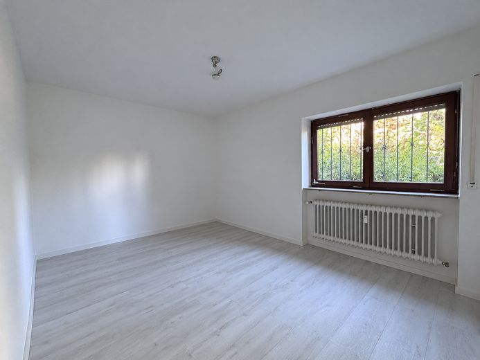 Appartement indépendant modernisé dans un quartier calme avec terrasse et garage – Schlafzimmer