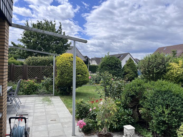 Gepflegter Bungalow mit parkähnlichem Garten – Garten