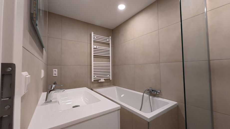 ++TOP komplett neu renovierte 2 ZKB++neue Einbauküche++Balkon++Parkett – Foto 4