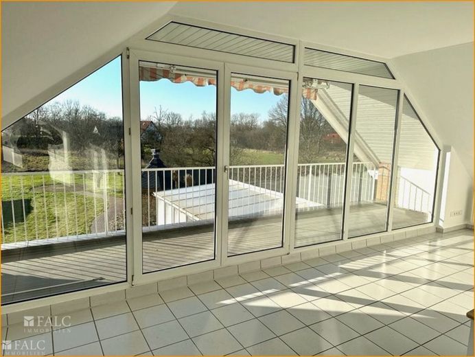 Zeitlose Eleganz im Herzen der Natur: Ein modernes Anwesen mit ländlichem Flair! – Wohnen/ Balkon (1.OG)
