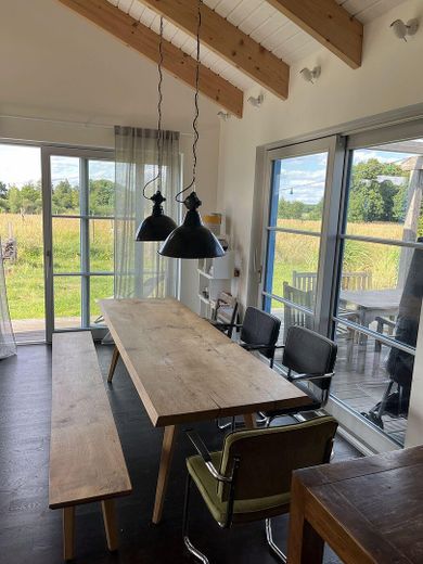 Haus am See mit Gründach – Esszimmer (rechts)