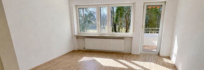 Helle 3-Zimmer-Wohnung mit Blick ins Grüne, überdachtem Balkon, Aufzug und TG in Nürnberg-Langwasser – Wohnzimmer