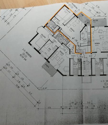 Modernisierte 2-Zimmer-Wohnung mit Balkon, Einbauküche und Tiefgaragenstellplatz – Grundriss