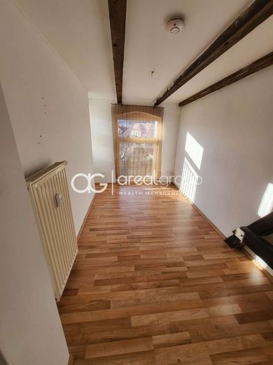 Dachgeschosswohnung mit Potenzial - Renovieren nach Ihren Vorstellungen – Zimmer