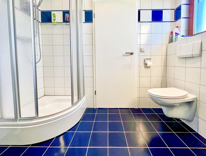 Attraktives Wohnen in Fürth-Vach: Gepflegtes Einfamilienhaus mit separater Einliegerwohnung – OG_Einheit_Badezimmer