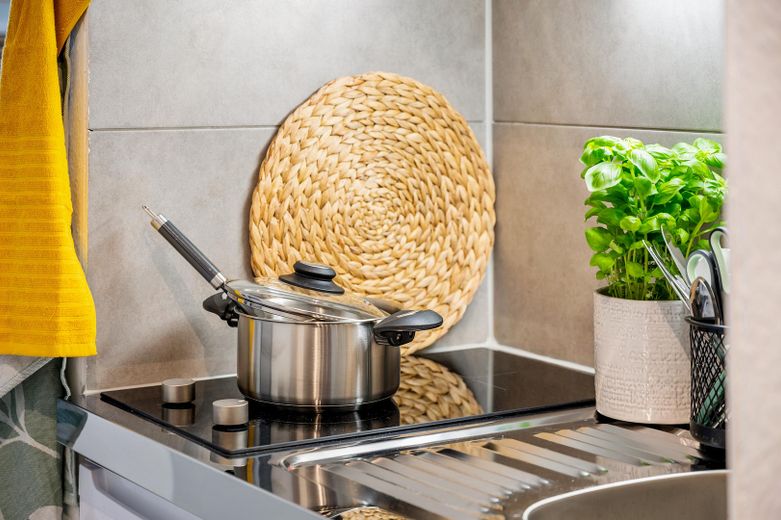 Kochutensilien und Geschirr