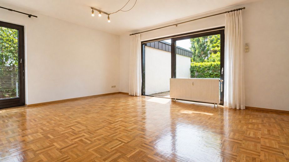 Accogliente abitazione di proprietà a Reutlingen: appartamento al piano terra di 3 locali con terrazza – Wohnzimmer
