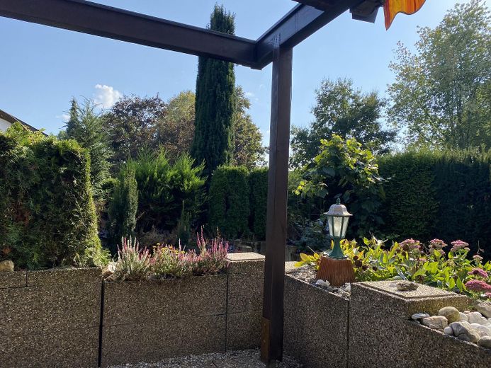 Charmantes Reiheneckhaus mit Garten, Balkon & Dachterrasse in sonniger Lage – Aussicht Terrasse / Garten