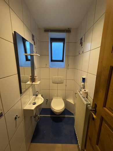 4 Zimmer Whg, 2. OG, renoviert mit EBK 650 plus 75 Euro Küche – Gästebad