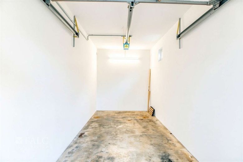 Exklusives Penthouse im Zentrum – Garage - (KI generiert)