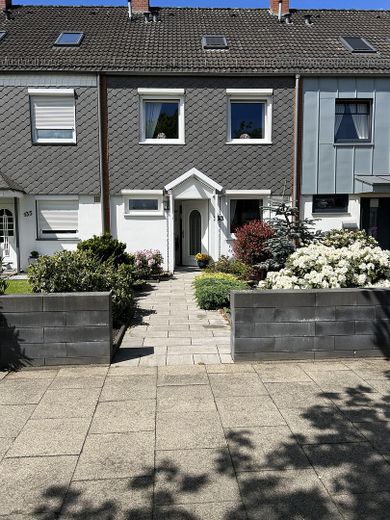 Commission-free terraced house living area 150sqm plot 230sqm Kattenesch – Eingangsbereich vorne