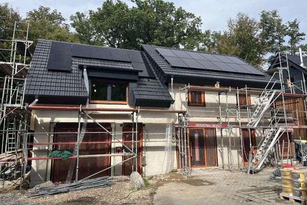 Odenthal: casa ristrutturata integralmente sul ruscello con pompa di calore, fotovoltaico, climatizzazione e wallbox