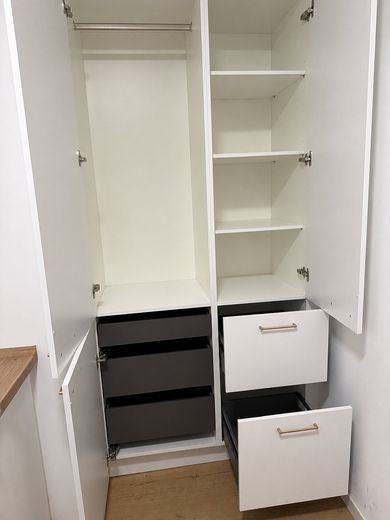 Joya residencial lista para entrar a vivir, con cocina a medida y tranquilo balcón con vistas al verde: ¡sin comisión! – Flur - Schrank geöffnet