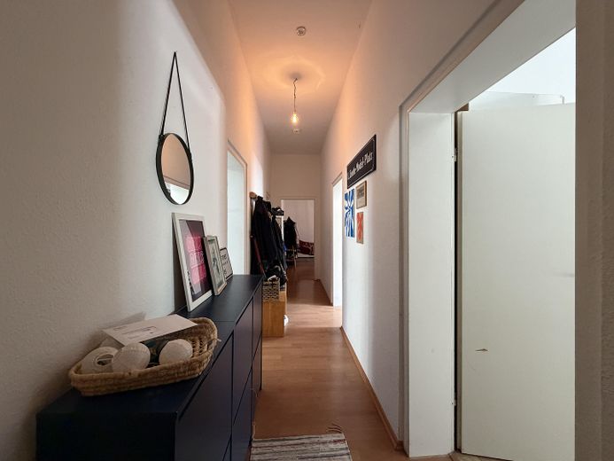 Appartamento centrale di 3 locali nel Nordend con cucina componibile e bagno con luce naturale – Flur