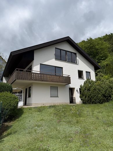 Großzügige 3-Zimmer Dachgeschoss Wohnung mit eigenem Gartenanteil in traumhafter Waldrandlage – Foto 2