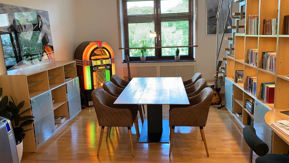 Wohnen und Arbeiten: Stilvolles Mehrfamilien- und Geschäftshaus mit großem Garten. – 1. OG Esszimmer