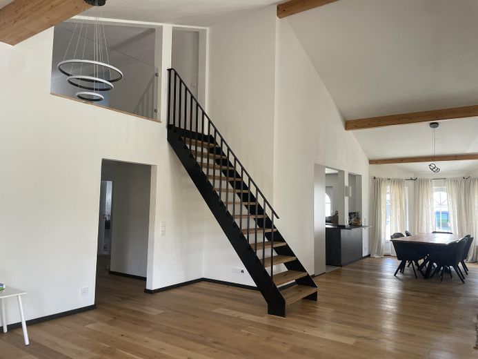 Modernisiertes Zweifamilienhaus mit 263 m² Wohnfläche, attraktiver Vermietungsperspektive – Wohnzimmer - Haus