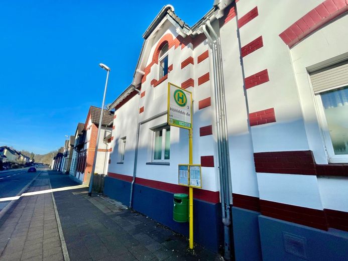 ein neues Zuhause - auch für große Familien - zum fairen Preis – Hausansicht Haltestelle
