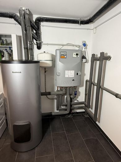 Modernes Massivhaus in ruhiger Neubausiedlung: Südausrichtung, Terrassendach, Sauna & 9m-Garage – HWR/ Fernwärmestation