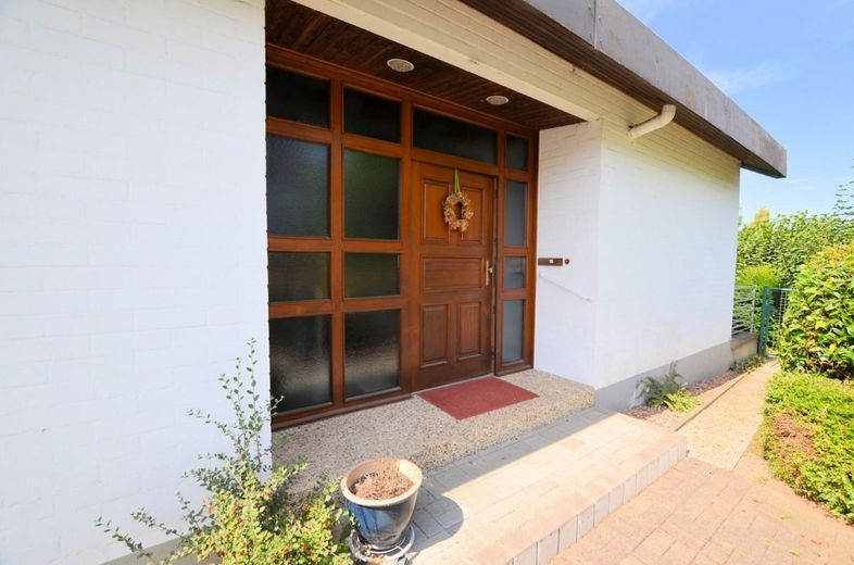 1-Familienwohnhaus mit Einliegerwohnung und Doppelgarage in ruhiger bevorzugter Wohnlage – 1-Familienwohnhaus mit Doppelgarage in Holzminden
