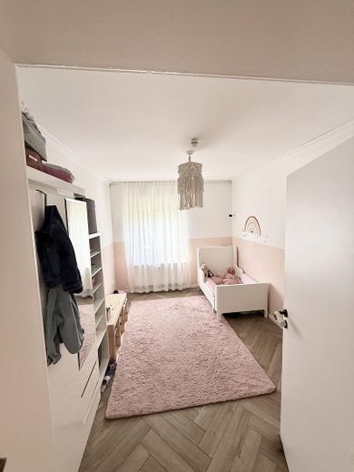 Provisions- & bezugsfrei: Sanierte 4-Zimmer Wohnung mit Klima & Garage – Kinderzimmer
