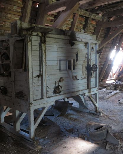 eines der letzten, erhaltenen SCHEUNENGUTSHÄUSER (mit 4-6 ha. Naturgrundstück) – Kornmühle a. d. Dachboden