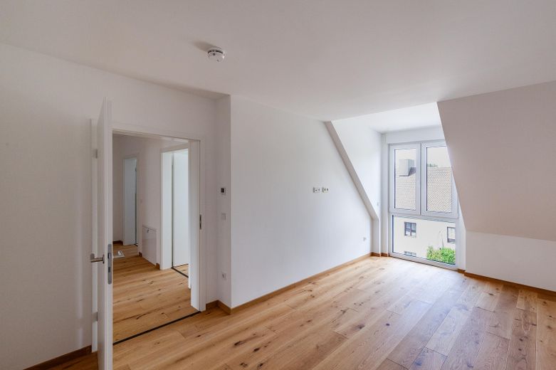 PROVISIONSFREI – Traumhafte Galerie-Wohnung im Erstbezug am Dorfplatz von Augsburg-Inningen – Schlafzimmer 