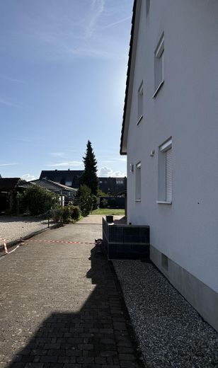 Gelflegte Doppelhaushälfte mit großem 580 m² Grundstück und Carport provisionsfrei bezugsfrei – Haus vorne von außen