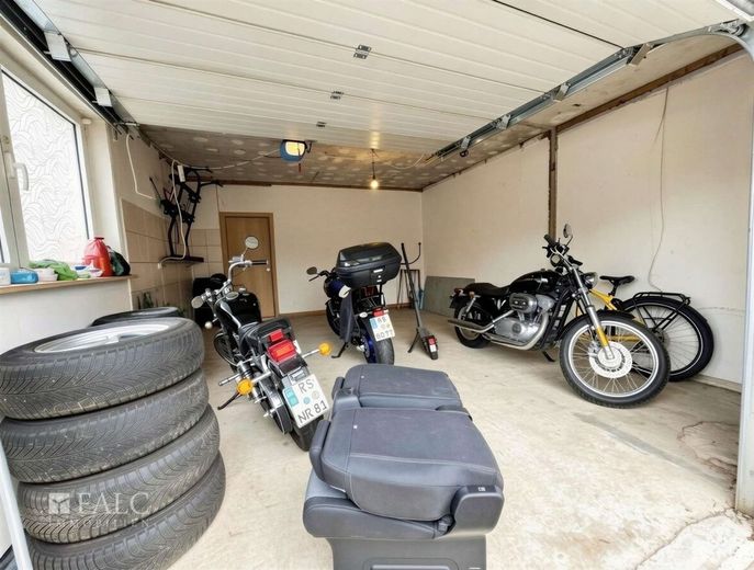 Familienfreundliches Einfamilienhaus mit großem Garten, Garage und vielseitigem Hobbybereich – Garage