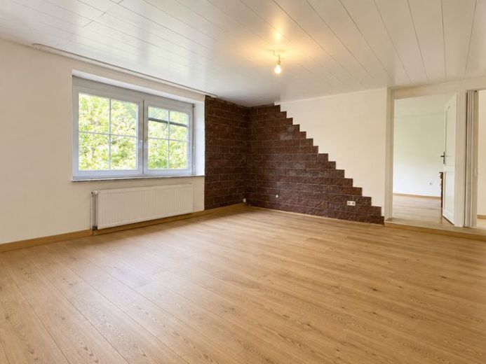 Familienfreundliches Ein - Zweifamilienhaus mit Garten und Balkon – Foto 1