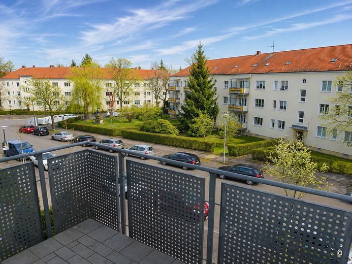 WOHNUNGSPAKET MIT 4 VERMIETETEN EIGENTUMSWOHNUNGEN + TG – Blick vom Balkon