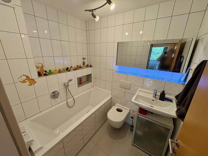 Wohnen am See: Traumwohnung mit Potenzial für zwei Einheiten, provisionsfrei von Privat – Wannenbad