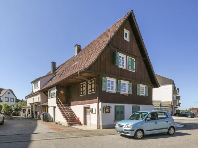 **Wohnungen mit Geschichte – vielseitiges Zweifamilienhaus als Kapitalanlage!** – Foto 1