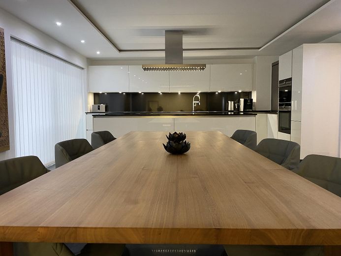 Esclusivo appartamento di 6 locali, 304 mq/KB/Garage/Terrazza/Giardino – Esszimmer/Küche