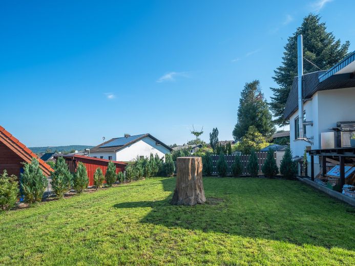 Exklusiver freistehender Bungalow mit Einliegerwohnung, Fernblick, Doppelgarage & großem Garten – Foto 37