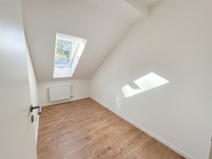Construction neuve sous les combles, Ingolstadt-Nordost : 3 appartements libres immédiatement, 1 loué – sans commission – Homeoffice / Kinderzimmer