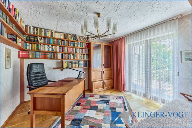 Sanierungsbedürftige Doppelhaushälfte mit Garten, Balkon und Garage – Arbeitszimmer