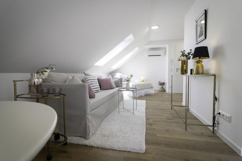 *Provisionsfrei**Neuwertig**Balkon**Klimaanlage**Dachgeschosswohnung 2. Obergeschoss Niederwerrn* – Wohn- und Schlafbereich