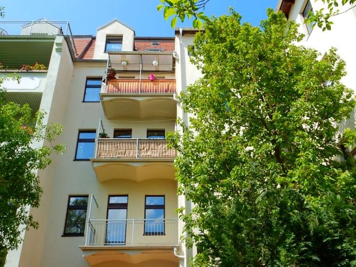 Altbau-Charme trifft Zentrumsnähe: Ruhige Oase mit Balkon & Einbauküche – Foto 1