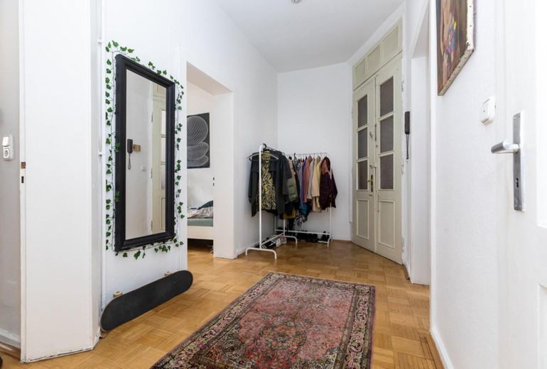Sehr helle und gut geschnittene 3Zi Altbauwohnung in zentraler Lage – Flur