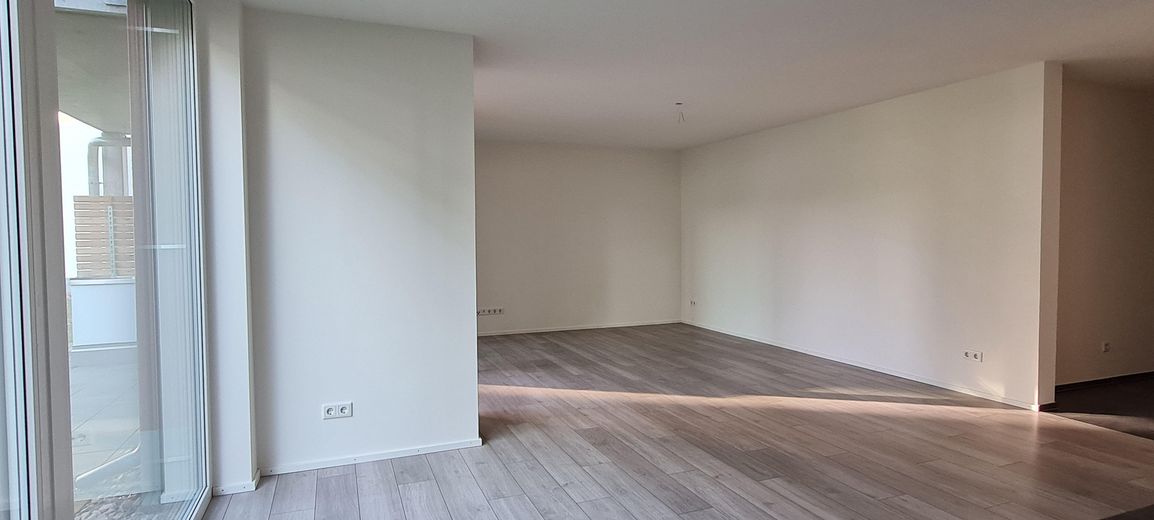 1. piętro nowoczesne mieszkanie 3,5-pokojowe z windą, zabudowaną kuchnią, zadaszonym balkonem, pomieszczeniem gospodarczym i WC dla gości – Wohnzimmer