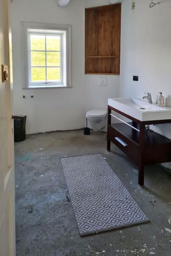 Casa di campagna con tetto di paglia in posizione assolutamente isolata – EG Bad
