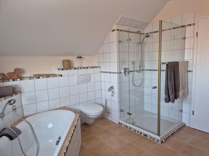 Müstakil, çok bakımlı müstakil ev – ÖZEL SATIŞ, KOMİSYONSUZ – Familienbad Bild 2