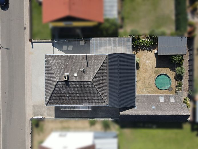 Einfamilienhaus mit kernsanierter Einliegerwohnung, Pool und Garage in Lustadt – Luftaufnahme