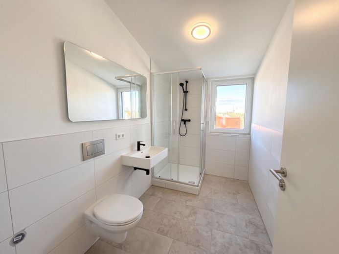 Construction neuve sous les combles, Ingolstadt-Nordost : 3 appartements libres immédiatement, 1 loué – sans commission – Bad 1