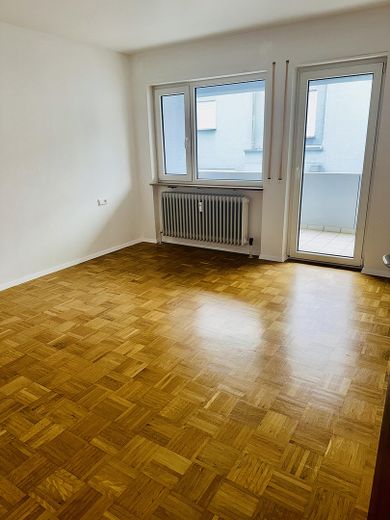 Gepflegte 3-Zimmerwohnung in Toplage von Heilbronn Ost – Schlafzimmer Blick zum Balkon