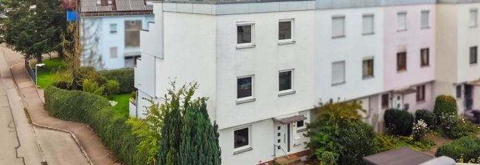 360° | HEMEN BOŞ!
Pfuhl Neu-Ulm'de fırsat. Kenar konumda sıra ev!