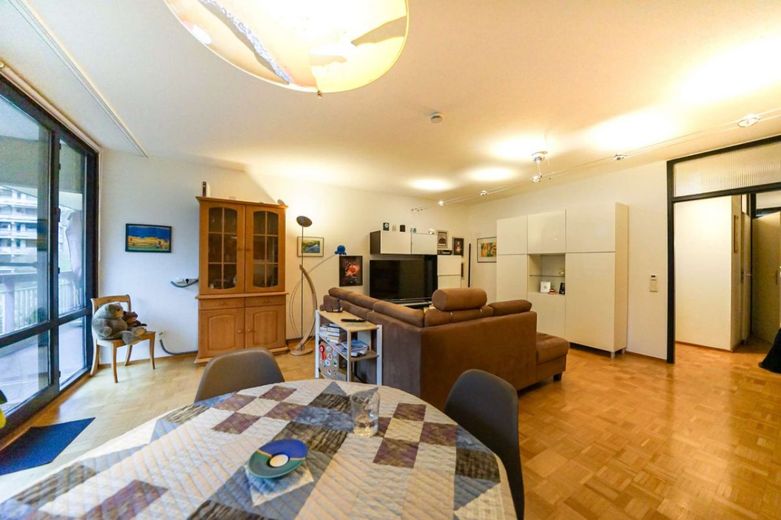 Außergewöhnlich und stilvoll! 4-Zimmer-Wohnung mit 2 Balkonen und Tiefgarage in Köln-Weiden – Bild 5