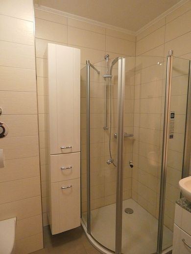Attraktive und ruhige Wohnung in 95138 Bad Steben. – Duschbad 2